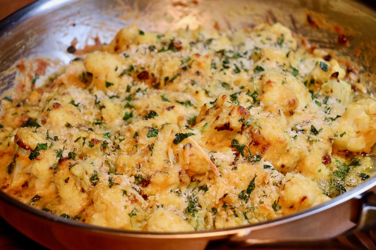 Foto van bloemkool met kaassaus